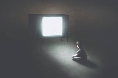 Karanlık bir odada televizyon izleyen yalnız bir çocuk tasviri, eğitim konsepti.