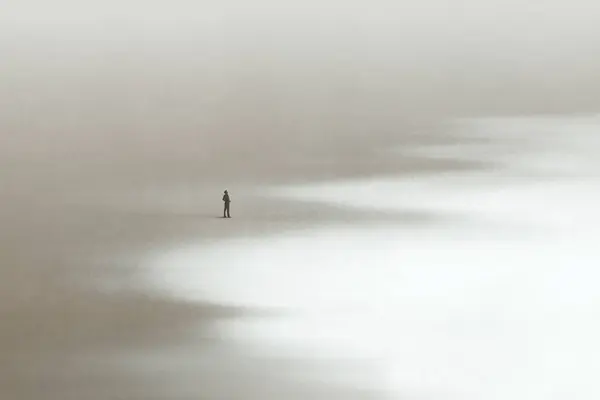 一个孤独的人在沙滩上走着 望着平静的大海 超现实的最小海景 — 图库照片