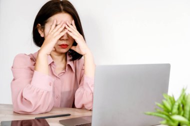 Asyalı Bir Kadının İşyeri Depresyonuyla Mücadelesi