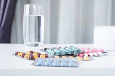 Bakteriyel enfeksiyonların tedavisinde uzun süreli antibiyotik tedavisinde kullanılan birkaç paket antibiyotik hapının yakın çekimi.