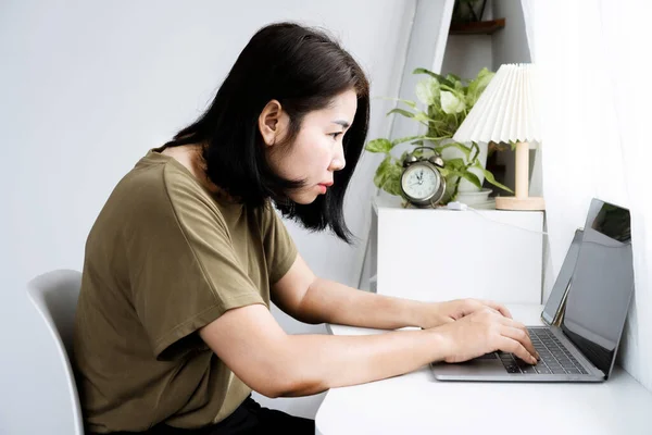 Concept Asian Woman Kyphosis Side View Laptop Work Hunched Back — Stock Photo, Image