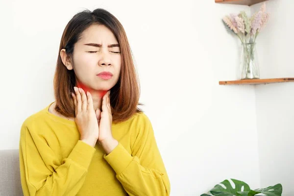 アジアの女性は首や喉の痛みでリンパ節が腫れています — ストック写真