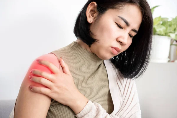 Asian Woman Suffering Frozen Shoulder Pain Stiffness Rotator Cuff Tear — Stock Photo, Image