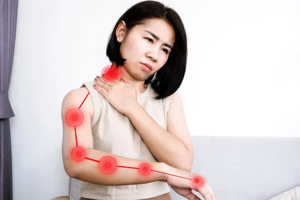 아래로 발산하는 어깨의 근육의 통증으로 고통받고 아시아 자궁경부 — 스톡 사진