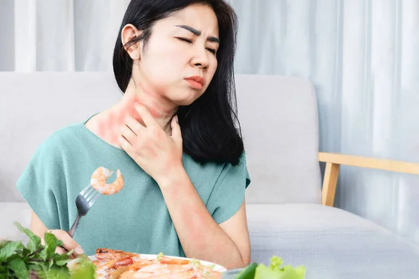 아시아 여성은 새우나 해산물에 알레르기 반응을 보이며 피부에 가려움증 두드러기가 — 스톡 사진