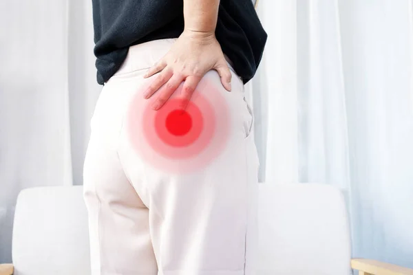 피리포 증후군 Piriformis Syndrome 은앉아 엉덩이 통증으로 고생하는 여성의 개념이다 — 스톡 사진