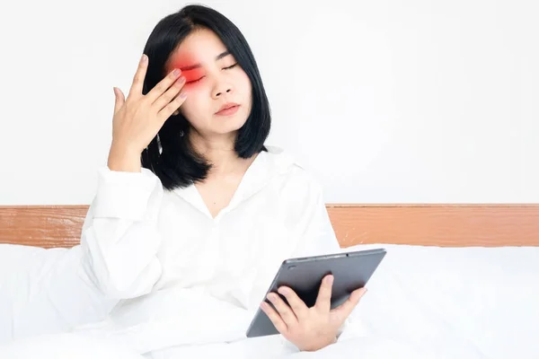 Göz Ağrısından Muzdarip Asyalı Kadın Mavi Işıklı Tablet Ekranını Izlerken — Stok fotoğraf