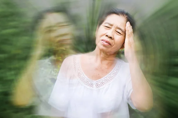 Äldre Äldre Asiatisk Känsla Svimning Och Yrsel Vid Varmt Väder — Stockfoto