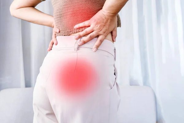 엉덩이까지 퍼지는 아래의 통증을 Sciatica — 스톡 사진