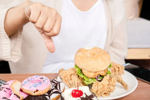 Rifiuto Del Concetto Fast Food Con Mano Donna Mostrando Antipatia — Foto Stock