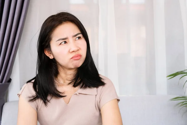 Сердитая Азиатка Несчастливым Лицом Перепадами Настроения Вызванными Пмс Пременструальным Синдромом — стоковое фото