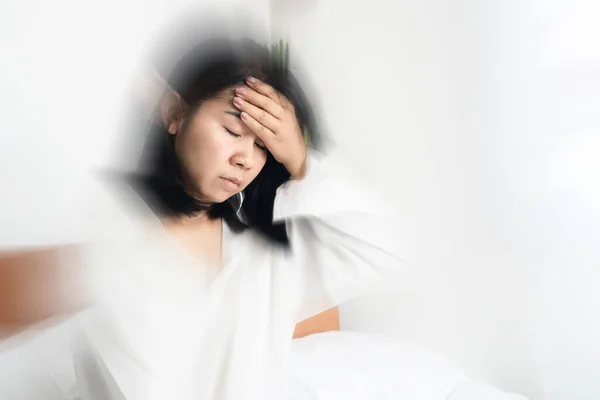 Asiatisk Kvinna Svimning Yrsel Efter Vakna Sängen Hand Hålla Hennes — Stockfoto