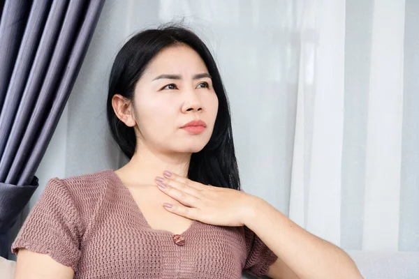 アジアの女性の手は彼女の首の痛みを保持し 喉や胸焼けが痛い — ストック写真