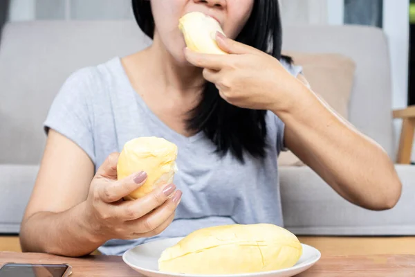 Asiatico Donna Oltre Mangiare Durian Frutta Malsano Stile Vita — Foto Stock