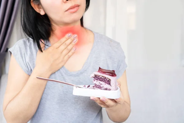손으로 케이크와 디저트를 아시아 여성의 아프다 — 스톡 사진