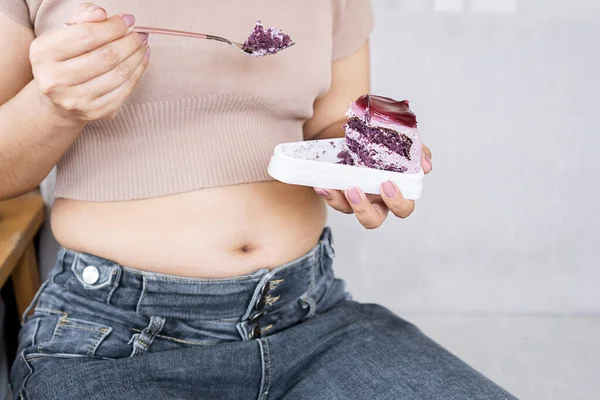 不健康的女人 肚子大 吃蛋糕 吃甜食 吃糖上瘾 — 图库照片