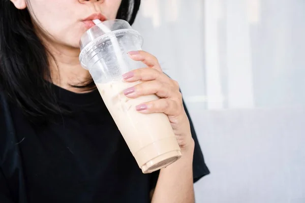 Zucchero Dipendenza Concetto Primo Piano Donna Asiatica Bere Latte Bevanda — Foto Stock