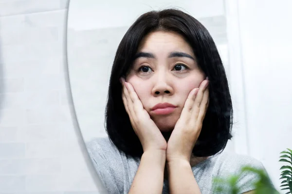 Азиатская Женщина Смотрит Зеркало Проверить Кожные Проблемы Глазами Мешки Темные — стоковое фото