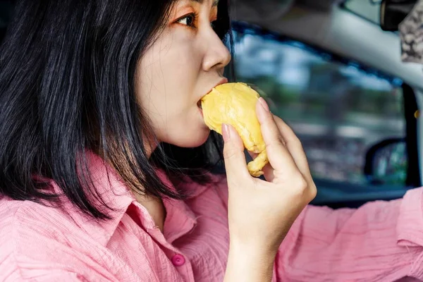 Asiatin Isst Durian Früchte Während Der Fahrt Macht Starken Geruch — Stockfoto