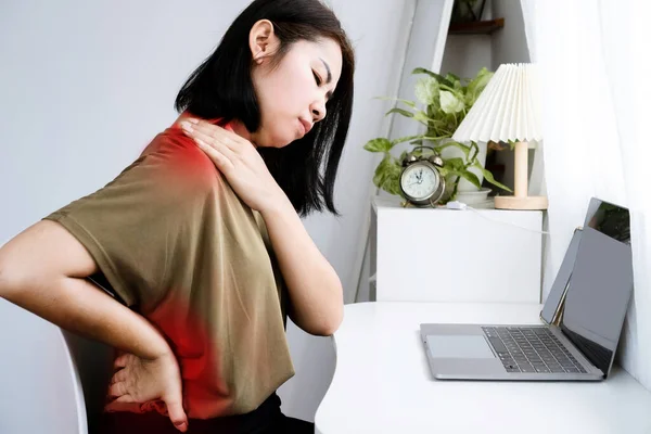 컴퓨터 작업으로 Neck Shoulder Lower Back Pain 고통받는 아시아 — 스톡 사진