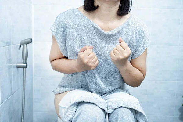 Kobieta Problem Przewlekłym Zaparciem Wypróżnienie Jest Bolesne Siedzi Toalecie — Zdjęcie stockowe