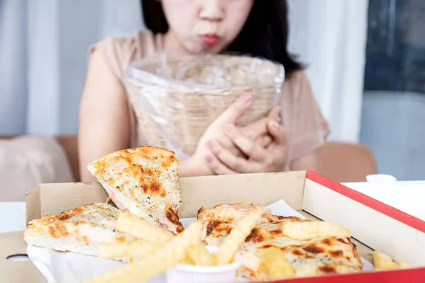 Asiatico Donna Vomito Indigestione Causa Mangiare Troppo Pizza Bulimia Binge — Foto Stock