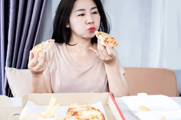 Dipendenza Fast Food Con Malsana Donna Asiatica Mangiare Troppo Pizza — Foto Stock