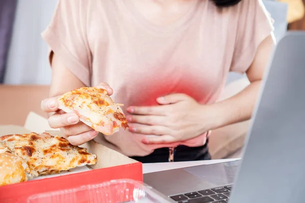 Женщина Страдает Боли Животе После Переедания Нездоровой Пищи Пиццы Офисе — стоковое фото