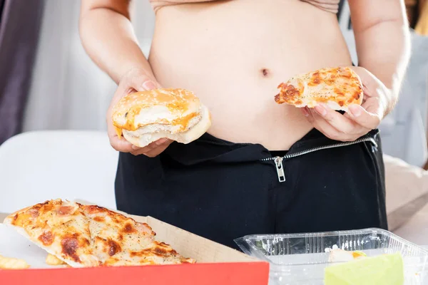 大きいです食べる障害の概念とともに脂肪女性とともに大きな腹オーバー食べるハンバーガーとピザ ファーストフード中毒の概念 — ストック写真