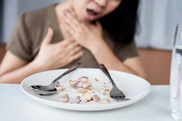 Mulher Que Tem Reação Alergia Amendoim Com Falta Pieira Após Imagens Royalty-Free