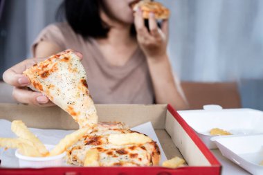 Fast food pizzası yiyen kadınlarda yeme bozukluğu konsepti