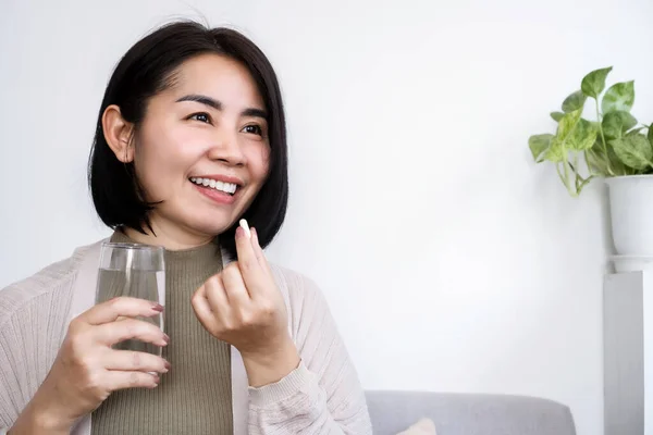 Frisk Asiatisk Kvinna Som Tar Probiotiska Tillägg Piller Med Ett Stockfoto