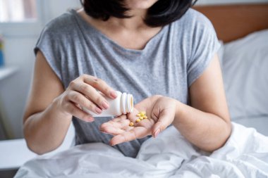 Yakın plan kadın eli aşırı dozda antihistamin alıyor. 