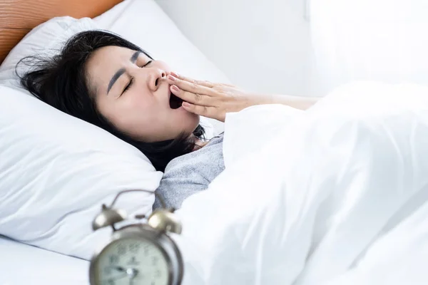 Asiatisk Kvinna Gäspar Sängen Sömnig Och Trött Lat För Att Royaltyfria Stockbilder