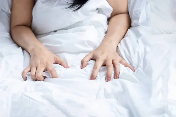 Orgasmo Conceito Com Close Mulher Mão Puxando Lençóis Cama Fotografias De Stock Royalty-Free