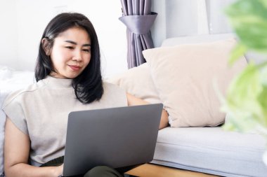 Bilgisayarlı bilgisayar kullanan Asyalı kadın, ev ofisinden bağımsız çalışan, öğrenim kavramı 