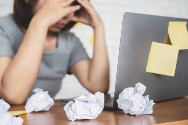Stresli iş kadını yorgunluğu ve ofis masasında dizüstü bilgisayarla çalışmak, çoklu görev baskısı. 