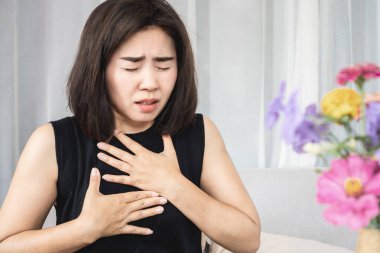 Akciğer enfeksiyonu ve zor nefes alan Asyalı kadın zatürree veya astım konsepti için kullanılabilir. 