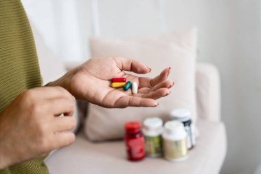 Arka planda ilaç şişesi olan diyet takviyeleri ve multivitaminler almak, refah kavramı