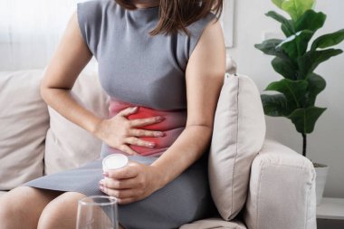 Karın krampı ve ishal geçiren kadın Gastroenterit veya Helicobacter pillori enfeksiyonunun olası belirtileri.