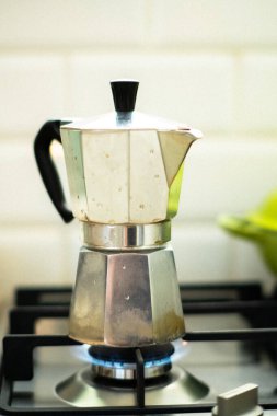 Bu fotoğraf, geleneksel kahve yapımının özünü ev mutfağındaki bir gaz ocağında Mokka Pot ile yakalıyor. Mokka tenceresinin klasik tasarımı ve gaz sobasının mavi alevi görüntüye biraz klasik cazibe katıyor ve onu mükemmel yapıyor.