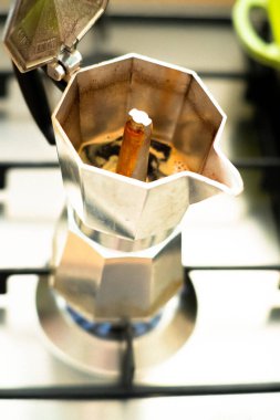 Bu fotoğraf, geleneksel kahve yapımının özünü ev mutfağındaki bir gaz ocağında Mokka Pot ile yakalıyor. Mokka tenceresinin klasik tasarımı ve gaz sobasının mavi alevi görüntüye biraz klasik cazibe katıyor ve onu mükemmel yapıyor.