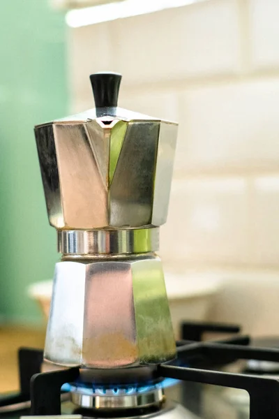 Fotoğraf Geleneksel Kahve Yapımının Özünü Mutfağındaki Bir Gaz Ocağında Mokka — Stok fotoğraf