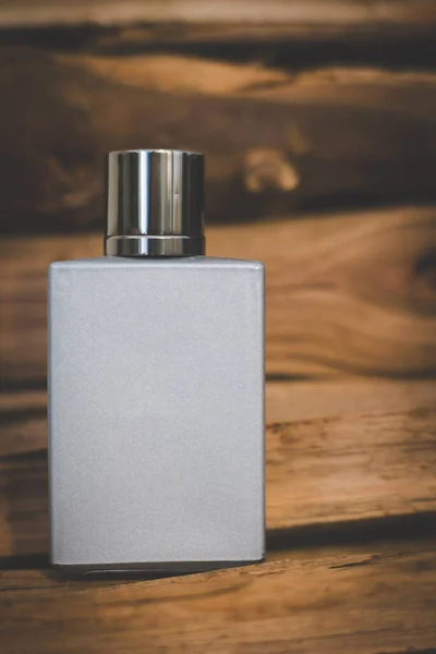 Eine Atemberaubende Parfümflasche Zart Vor Einem Rustikalen Holzscheit Hintergrund Platziert — Stockfoto