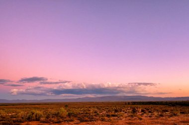 Nefes kesici bir günbatımı, Güney Afrika 'daki Tankwa Karoo' nun engin ve kurak ovalarında altın ve turuncu renkler sergiliyor.