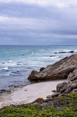 Güney Afrika 'daki De Hoop Doğa Koruma Alanının engebeli kıyı şeridi karamsar ve atmosferik bir deniz manzarası yaratıyor.