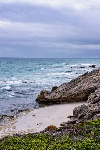 Güney Afrika 'daki De Hoop Doğa Koruma Alanının engebeli kıyı şeridi karamsar ve atmosferik bir deniz manzarası yaratıyor.