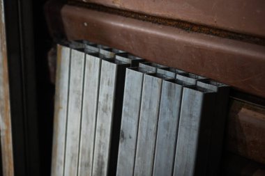 İnşaat malzemeleri ve kaynak işleri için kare çelik tüpler profili veya borular yığını