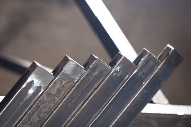 İnşaat malzemeleri ve kaynak işleri için kare çelik tüpler profili veya borular yığını