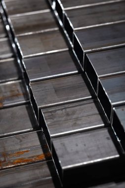 İnşaat malzemeleri ve kaynak işleri için kare çelik tüpler profili veya borular yığını